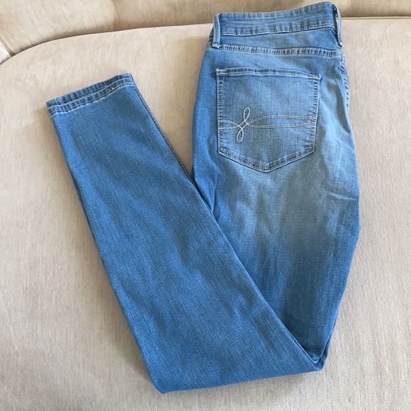 DENIZEN from Levi's Women's Modern Skinny Jeans - Picture 14 of 16